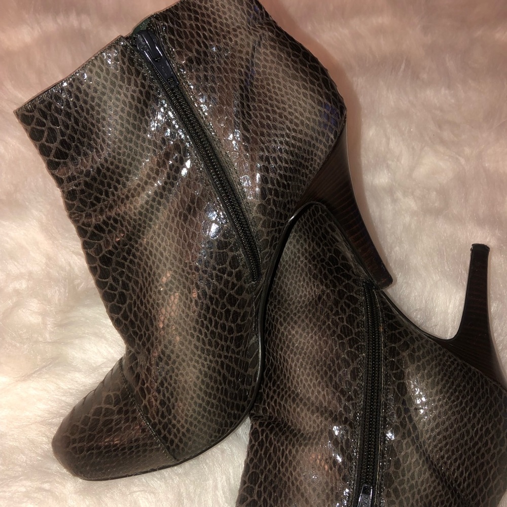 Gorgeous Nine West Almond Toe Booties Boots Size  8 1/2